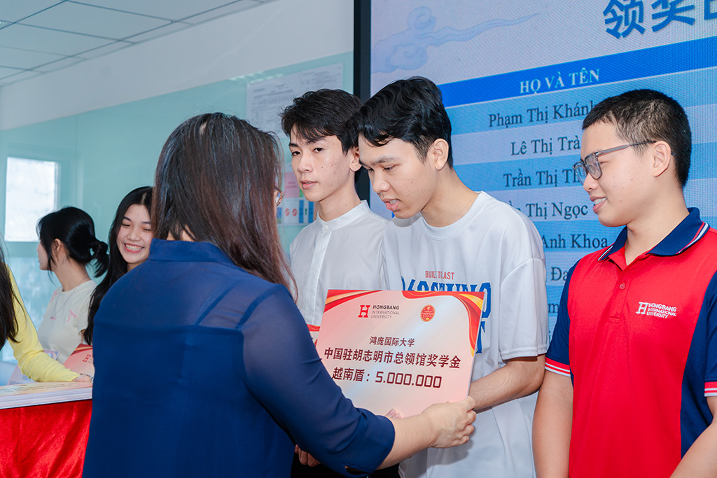 Lê Minh Nhật (K23) nhận học bổng từ Bà Vương Hân Nhiên