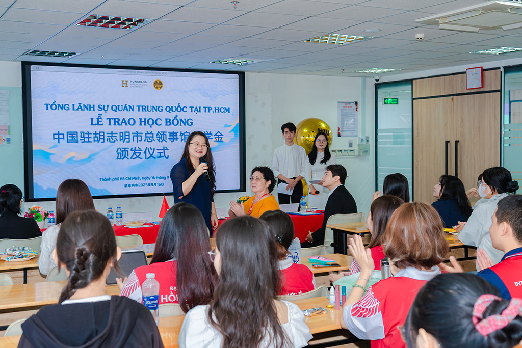 Bà Vương Hân Nhiên phát biểu chia sẻ cùng các bạn sinh viên Bộ môn Ngôn ngữ và Văn hóa Trung Quốc, 