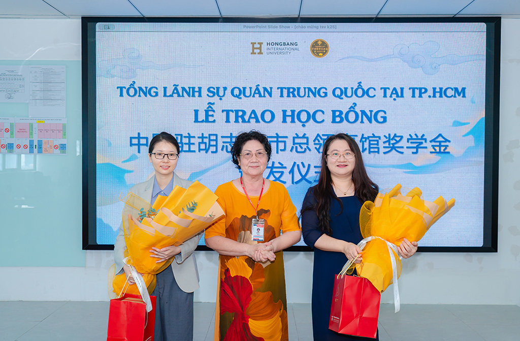 Cô TS. Nguyễn Thị Tuyết Thanh trao tặng hoa và quà kỷ niệm cho Bà Vương Hân Nhiên (bìa phải) và Bà Triệu Khiết Nam (bìa trái)