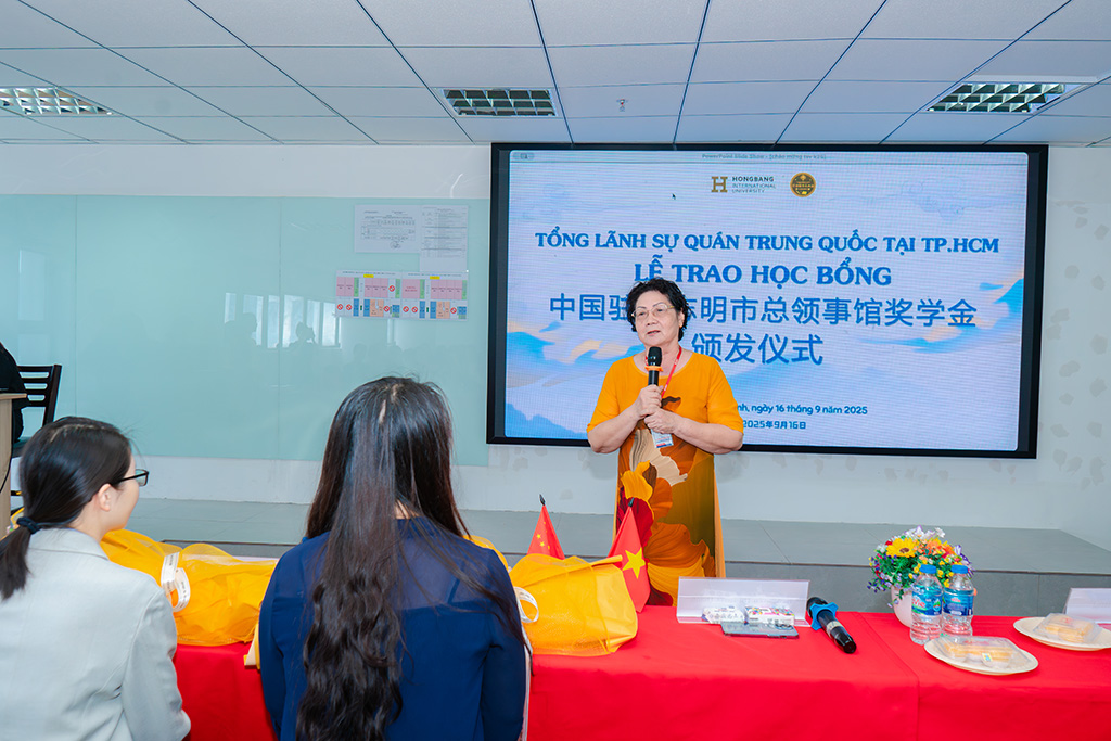 TS. Nguyễn Thị Tuyết Thanh – Trưởng Bộ môn Ngôn ngữ và Văn hóa Trung Quốc tri ân Tổng Lãnh sự quán Trung Quốc