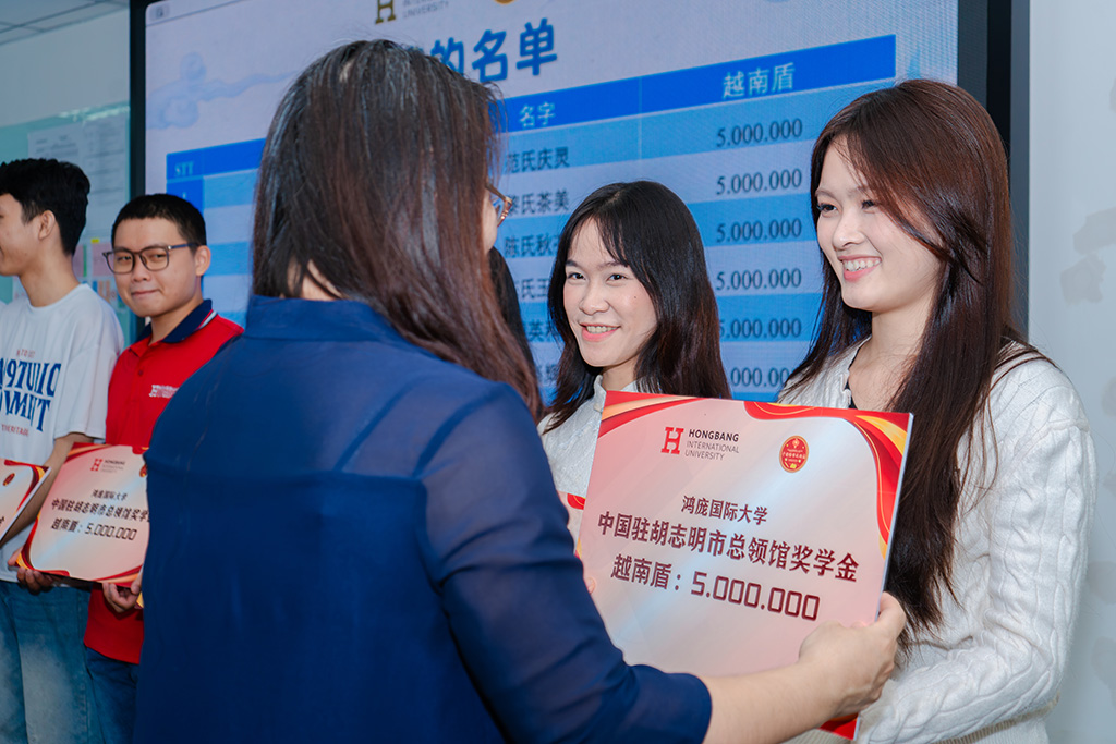 Đại diện Tổng Lãnh sự quán Trung Quốc tại TP.HCM trao học bổng cho các bạn sinh viên HIU