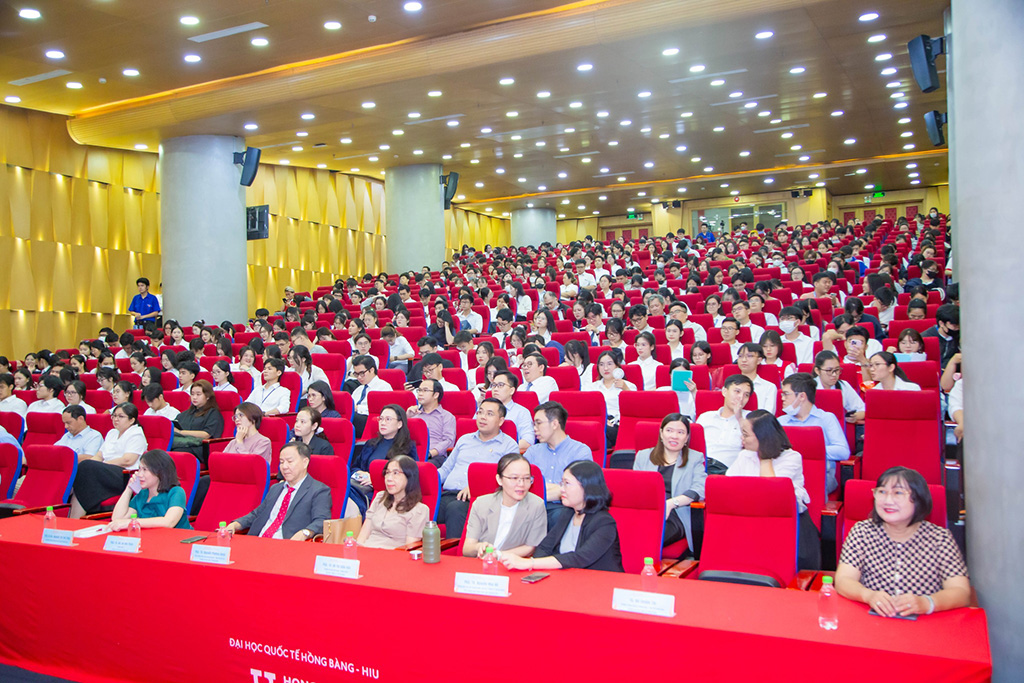 Toàn cảnh lễ khai mạc Vòng Bán kết Giải thưởng Euréka 2025 – lĩnh vực Khoa học Y Dược tại HIU