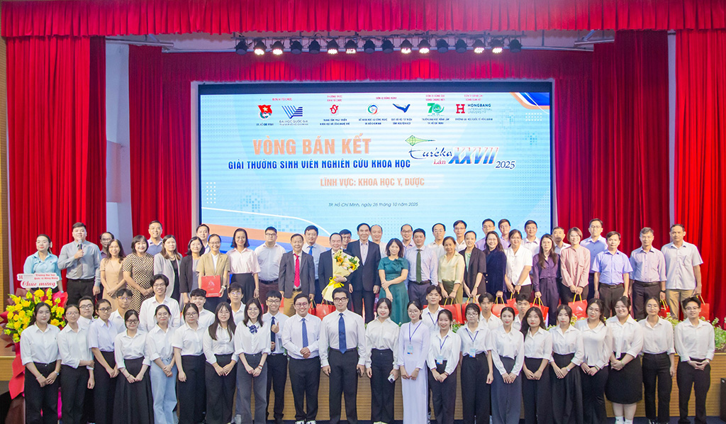 Đại diện Ban tổ chức và Trường Đại học Quốc tế Hồng Bàng và Hội đồng Khoa học lĩnh vực Khoa học Y Dược, đại diện sinh viên tham dự chụp ảnh lưu niệm cùng nhau