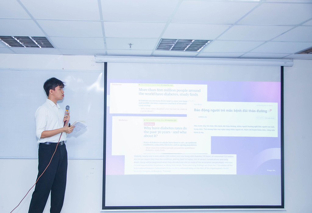 Một sinh viên báo cáo đề tài nghiên cứu khoa học của nhóm