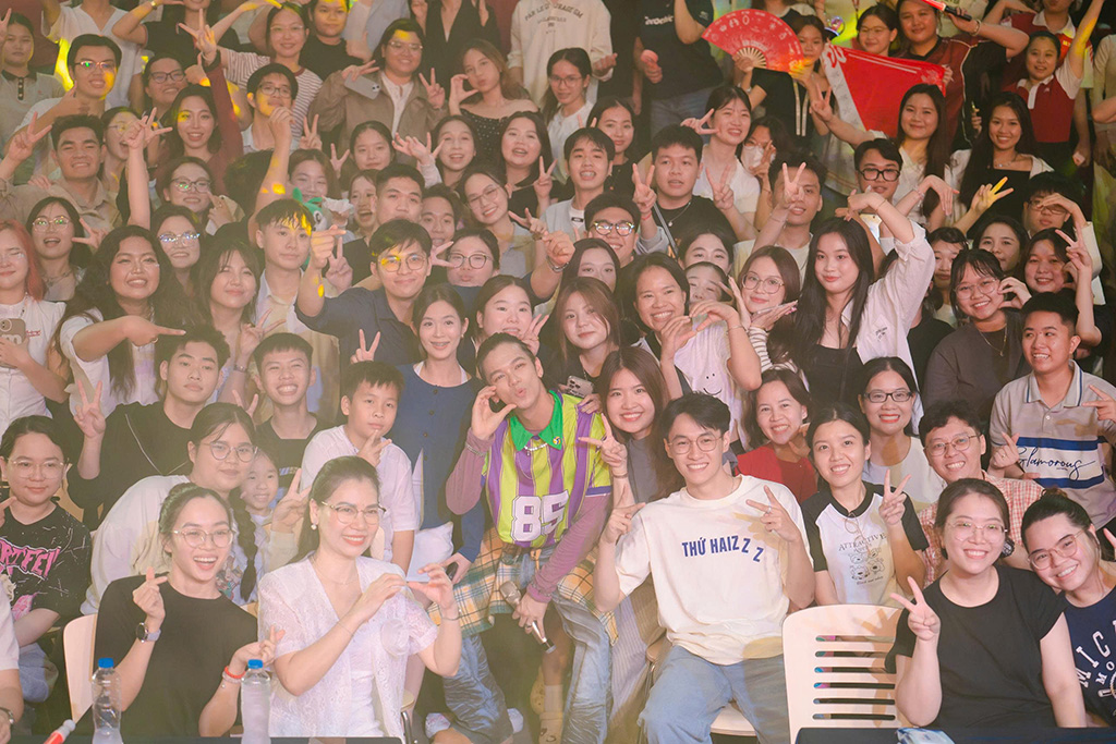 Ca sĩ Strong Trọng Hiếu chụp ảnh lưu niệm cùng sinh viên HIU sau màn trình diễn sôi động tại Đêm nhạc hội.