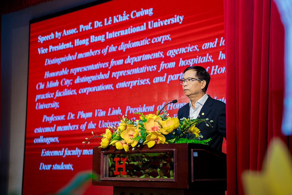 PGS.TS Lê Khắc Cường – Phó Hiệu trưởng Trường Đại học Quốc tế Hồng Bàng (HIU) phát biểu chào mừng, gửi gắm thông điệp “Lead Your Way – Lead Your Future” đến thế hệ sinh viên mới.