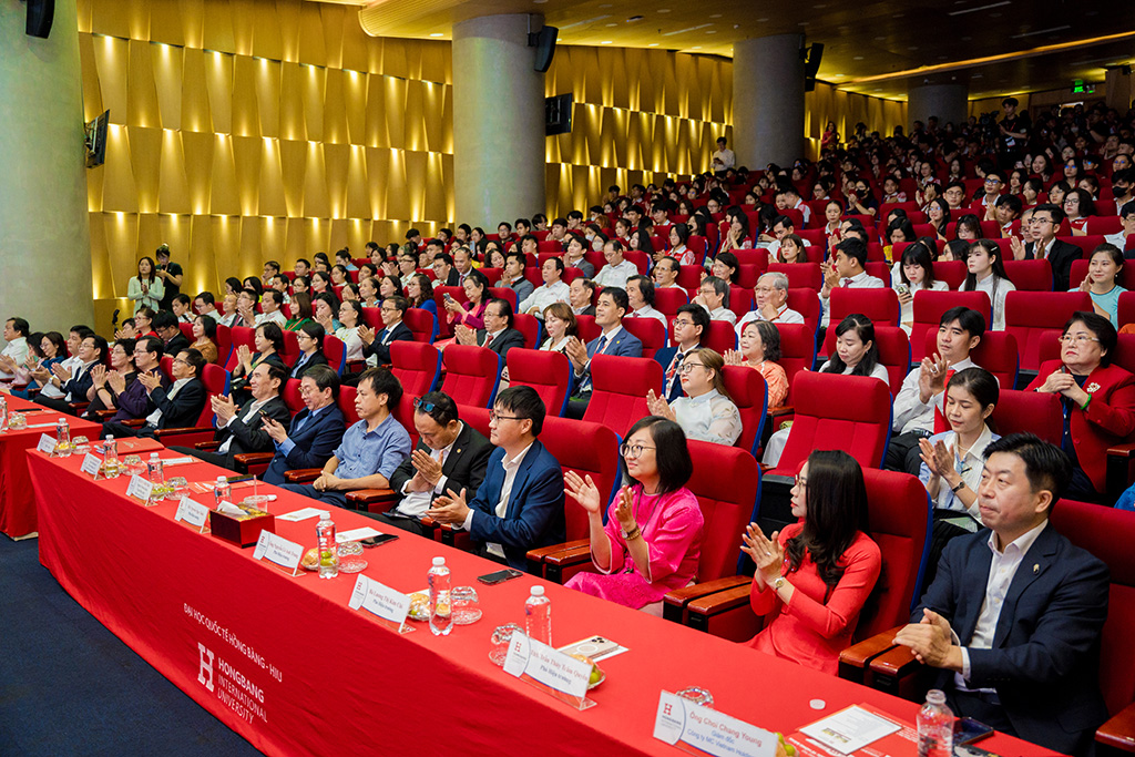 Lễ Chào đón Tân sinh viên năm học 2025-2026 diễn ra tại Hội trường Beethoven ngày 04/10