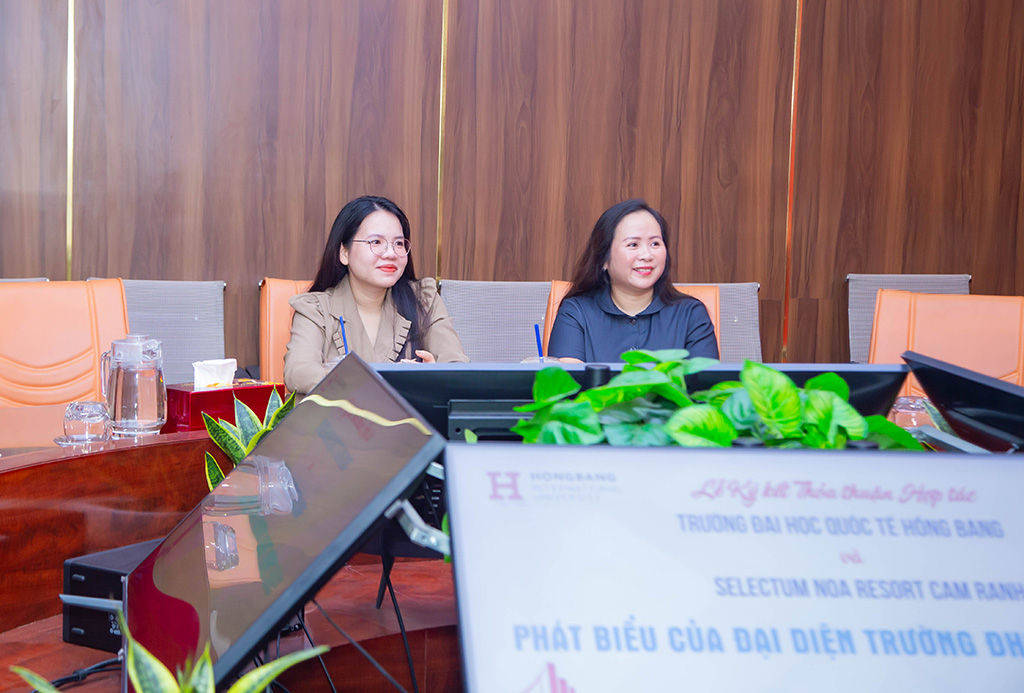 Bà Lê Huỳnh Khánh Huy (phải) và  bà Nguyễn Thị Thanh Trúc (trái) đại diện Selectum Noa Resort Cam Ranh tham dự lễ ký kết