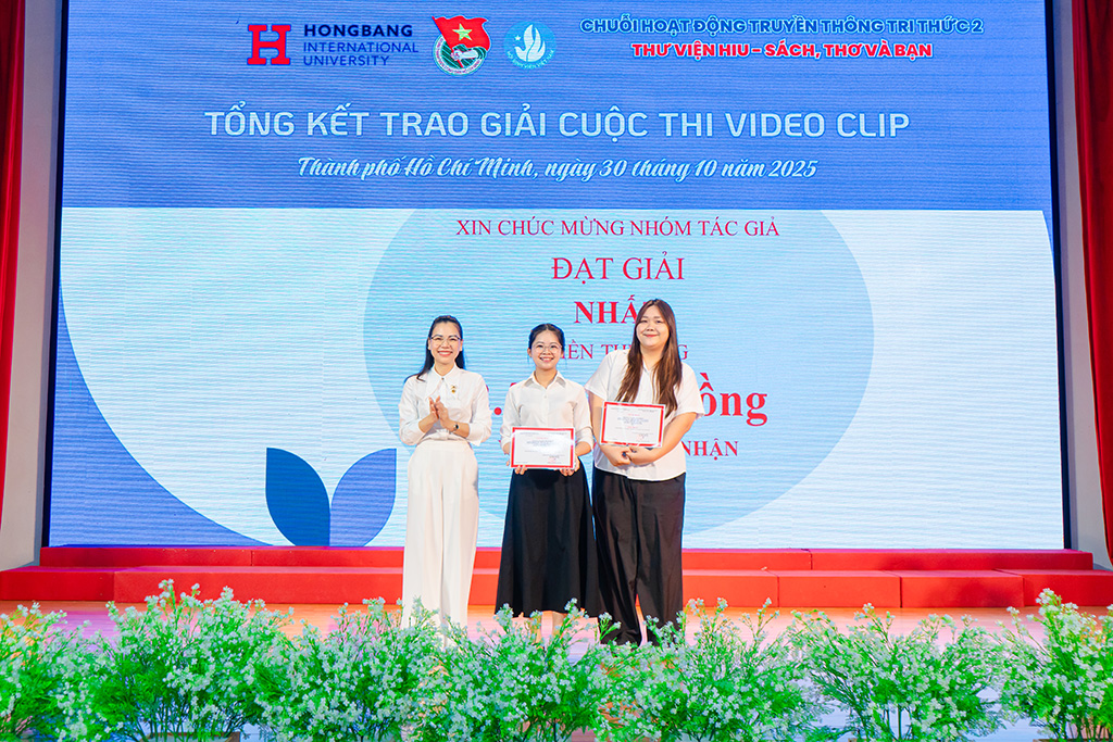 ThS. NCS Trần Thúy Trâm Quyên – Phó Hiệu trưởng HIU chúc mừng đội thi Khoa Ngôn ngữ và Văn hóa Quốc tế đạt Giải Nhất cuộc thi Video Clip “Thư viện  HIU – Sách, Thơ và Bạn”.