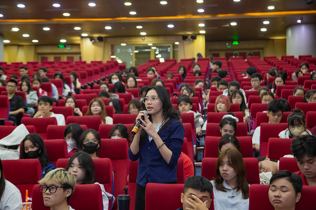 Mỹ Hoa - Sinh viên năm 2 ngành Truyền thông đa phương tiện chia sẻ định hướng trở thành phóng viên, làm việc tại Tòa soạn báo