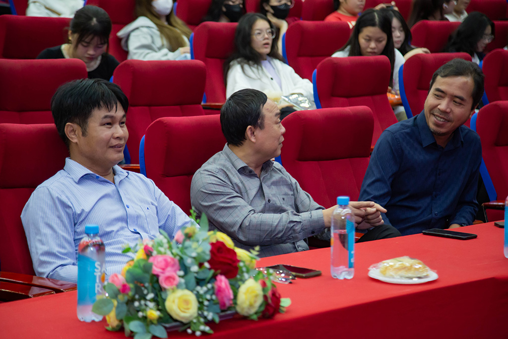 (Từ trái qua phải) ThS. Nguyễn Văn San, TS. Nguyễn Hoài Sanh trao đổi bên lề cùng diễn giả Đàm Hà Phú