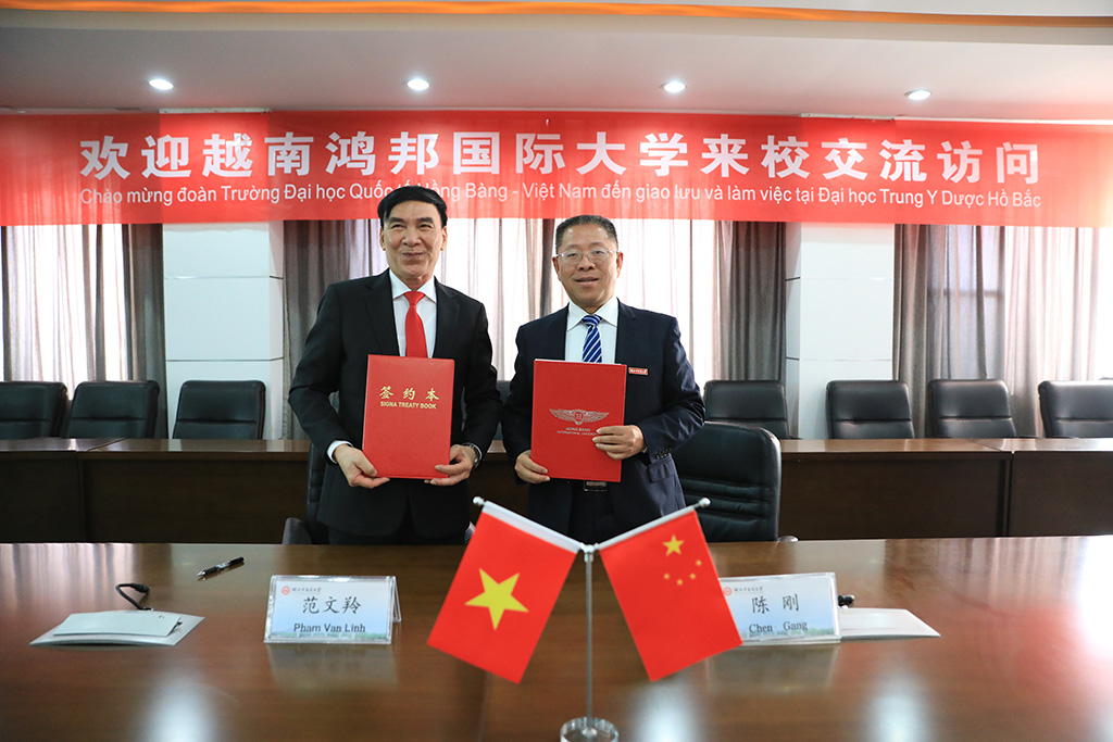 GS.TS.BS Phạm Văn Lình (trái) và GS. Trần Cương (Chen Gang) (phải) ký kết Biên bản ghi nhớ hợp tác (MOU), mở ra cơ hội hợp tác toàn diện giữa hai trường