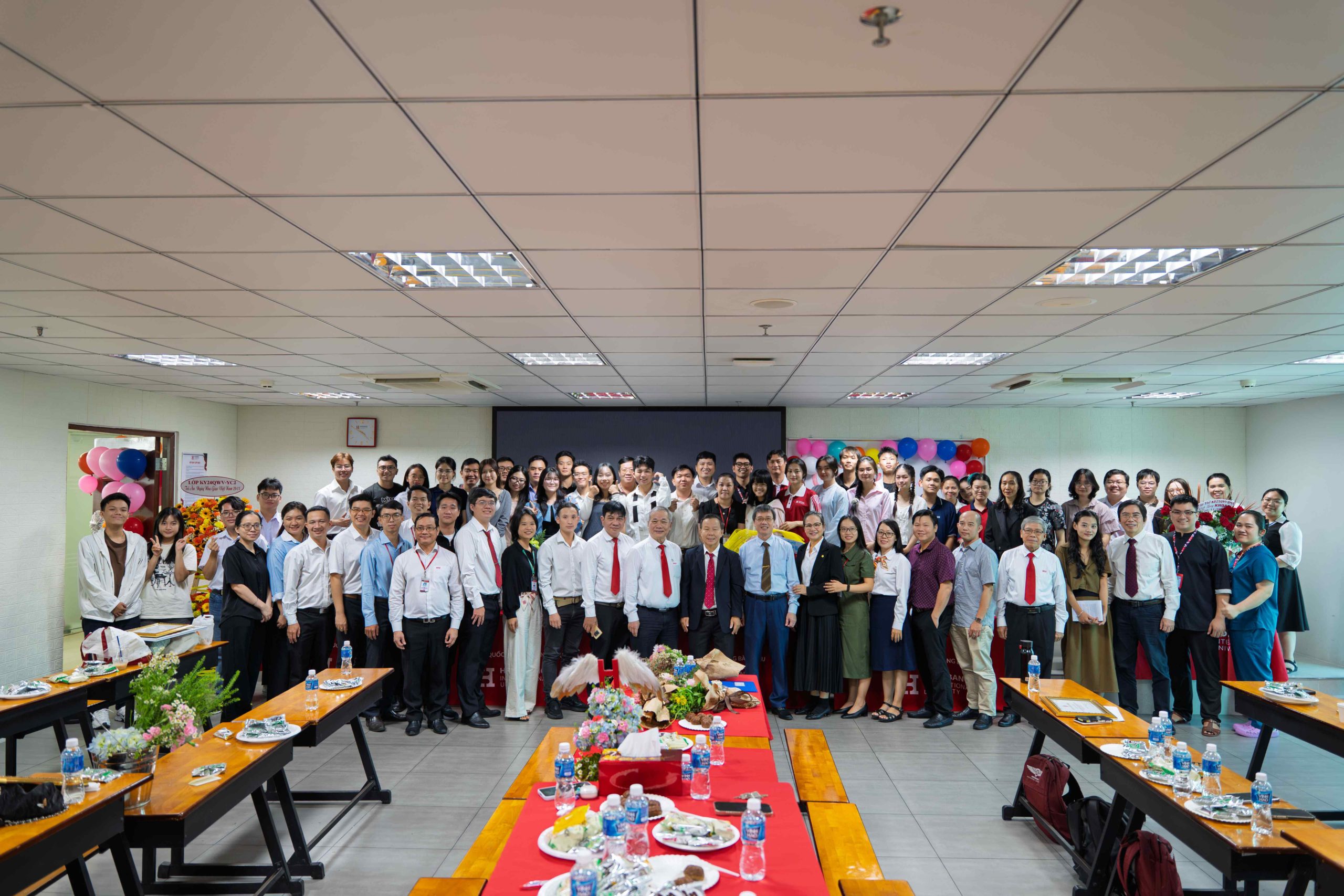 Khoa Y tổ chức cuộc thi cắm hoa và Lễ tri ân nhân ngày Nhà giáo Việt Nam 20/11