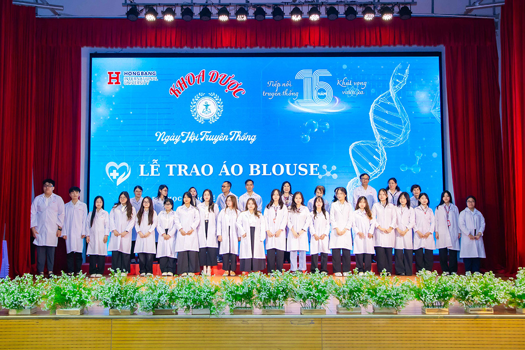 Lễ trao áo blouse trắng dành cho tân sinh viên Khoa Dược
