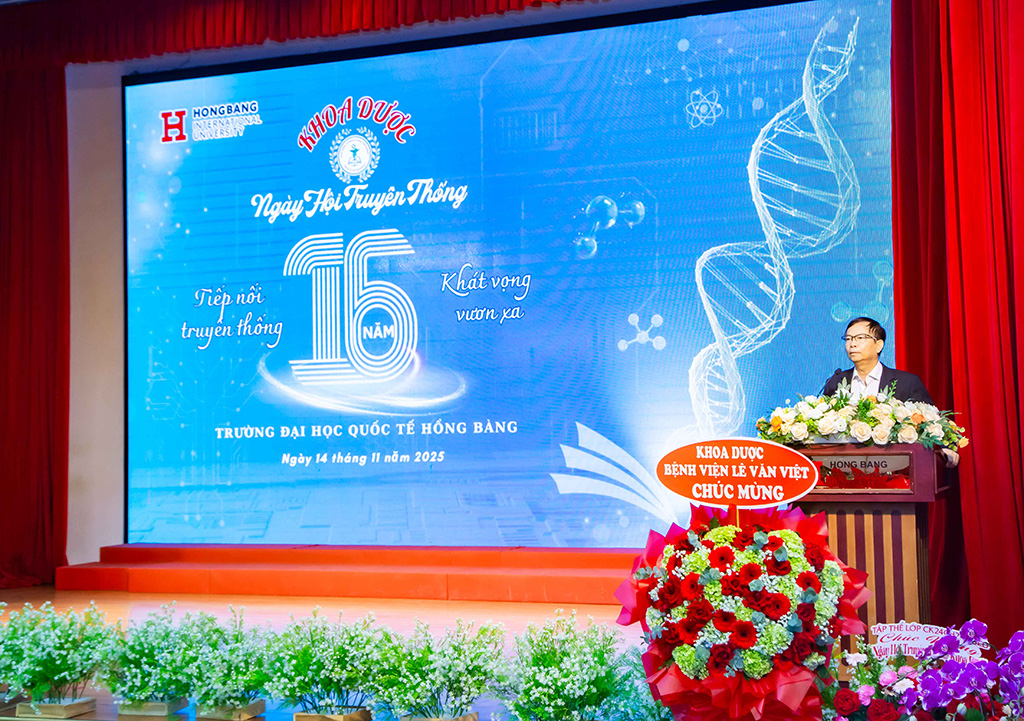 PGS.TS Lê Khắc Cường - Phó Hiệu trưởng HIU chúc mừng và đánh giá cao hành trình 16 năm hình thành và phát triển của Khoa Dược