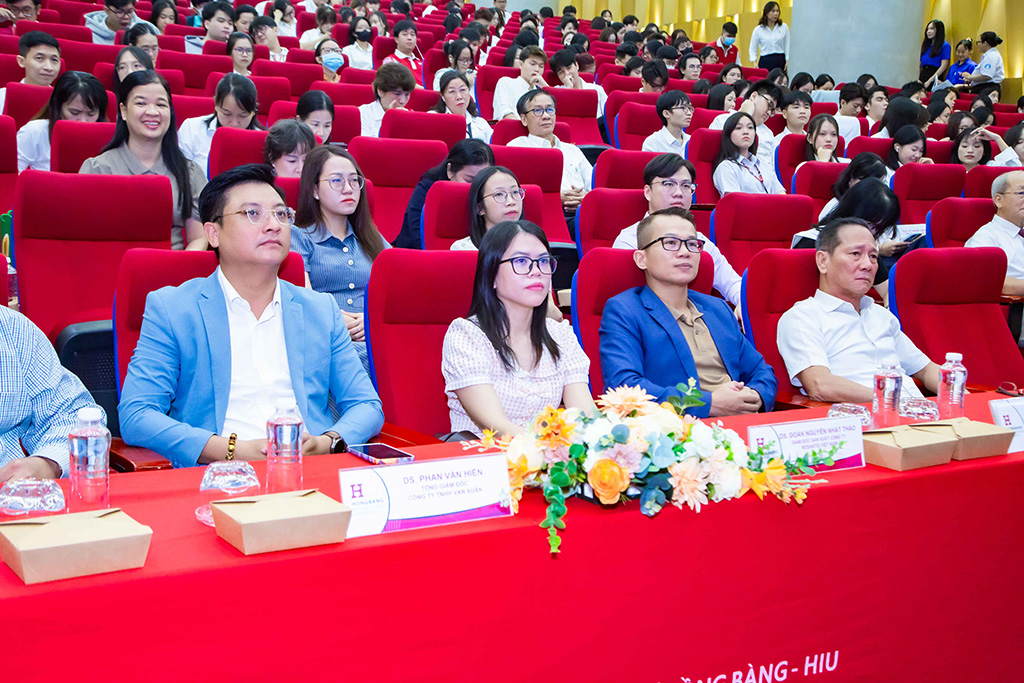 Ngày truyền thống Khoa Dược HIU 2025: Dấu ấn 16 năm và hành trình vươn tới tương lai