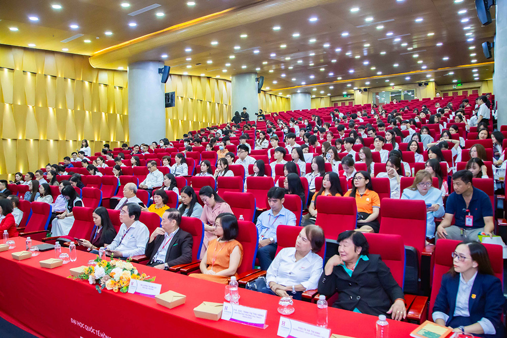 Sự kiện có sự tham dự của Ban Giám hiệu, đại diện các bệnh viện, doanh nghiệp đối tác, giảng viên, cựu sinh viên cùng đông đảo sinh viên và học viên