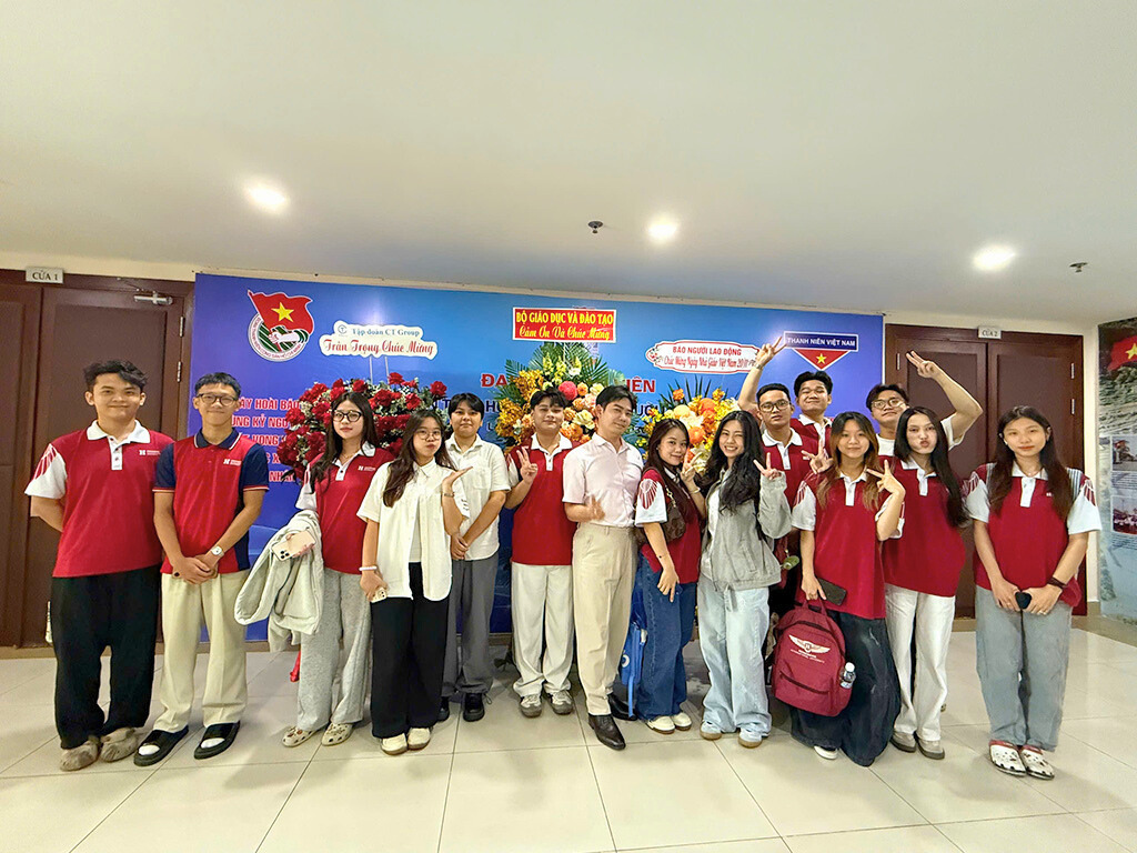 ThS. Võ Nguyễn Tiến Mẫn (giữa, áo sơ mi trắng) đồng hành cùng sinh viên HIU tại Tọa đàm do Báo Người Lao Động tổ chức