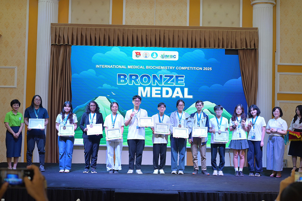 Bùi Bá Thái Hoàng - Sinh viên năm 5, Ngành Y khoa, Khoa Y HIU (thứ 2 từ trái sang) xuất sắc giành Huy chương Đồng tại IMBC 2025