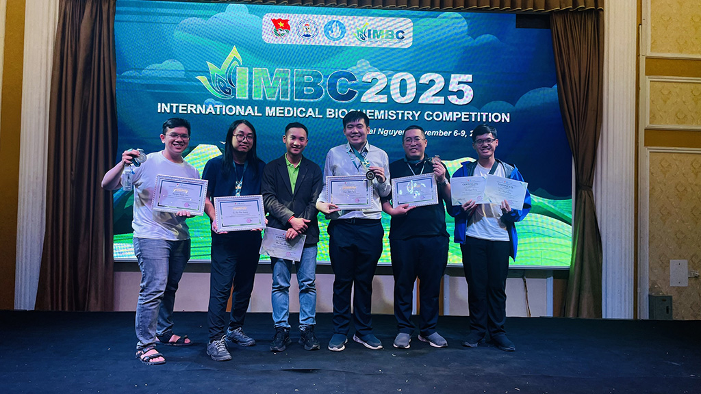 ThS. Trần Trung Dũng (thứ 3 từ trái sang) chụp ảnh cùng nhóm sinh viên Khoa Y HIU xuất sắc tại IMBC 2025
