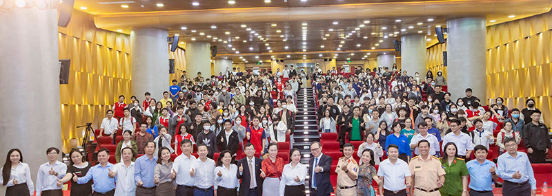 HIU phối hợp Báo Công lý tổ chức chương trình tuyên truyền pháp luật ATGT cho sinh viên