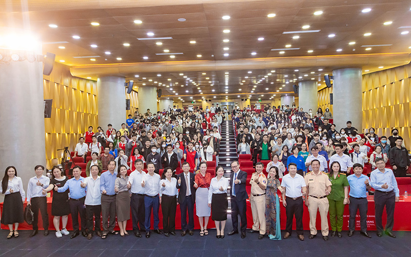 HIU phối hợp Báo Công lý tổ chức chương trình tuyên truyền pháp luật ATGT cho sinh viên