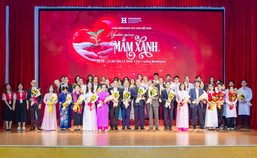 Tập thể Ban Giám hiệu và các đại biểu, các thầy cô nhận hoa tri ân trong buổi lễ kỷ niệm