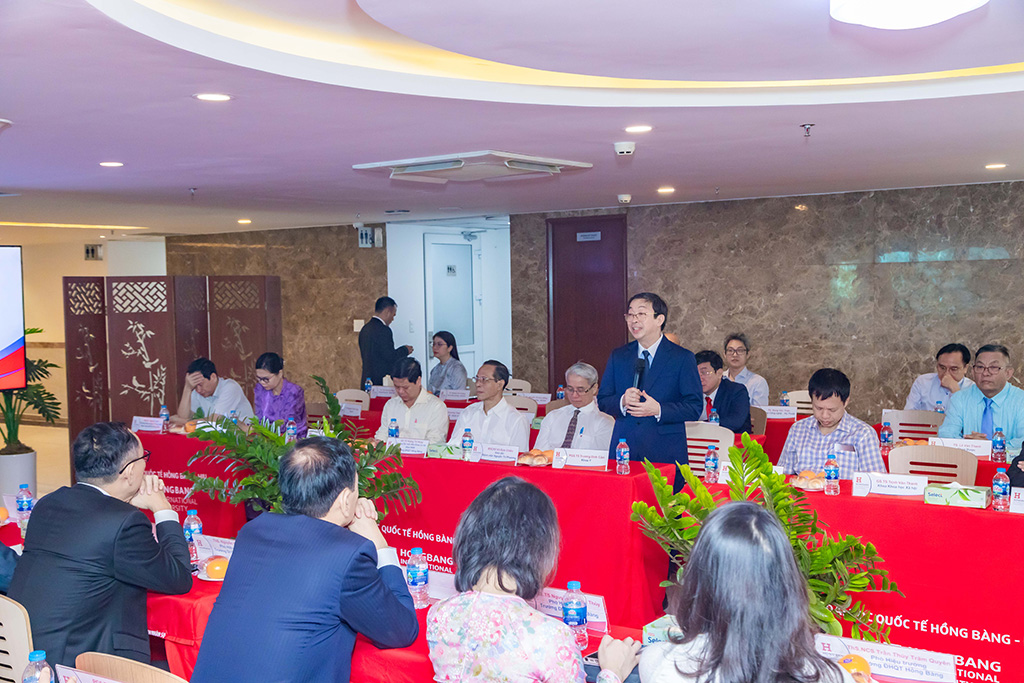 PGS.TS.BSCKII Trương Đình Cẩm - Phó Giám đốc Bệnh viện Quân y 175 chia sẻ tại Tọa đàm sáng ngày 20/11 tại HIU