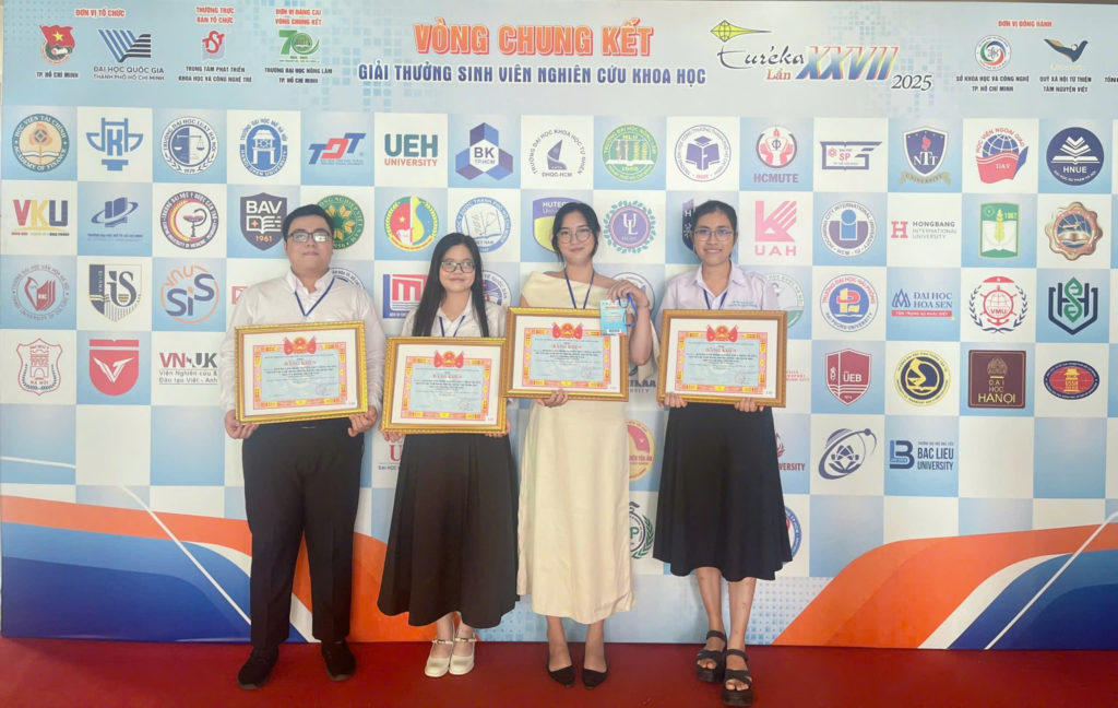 Nhóm sinh viên đạt giải chụp ảnh lưu niệm tại Lễ tổng kết và trao Giải thưởng Sinh viên nghiên cứu khoa học Euréka lần thứ 27