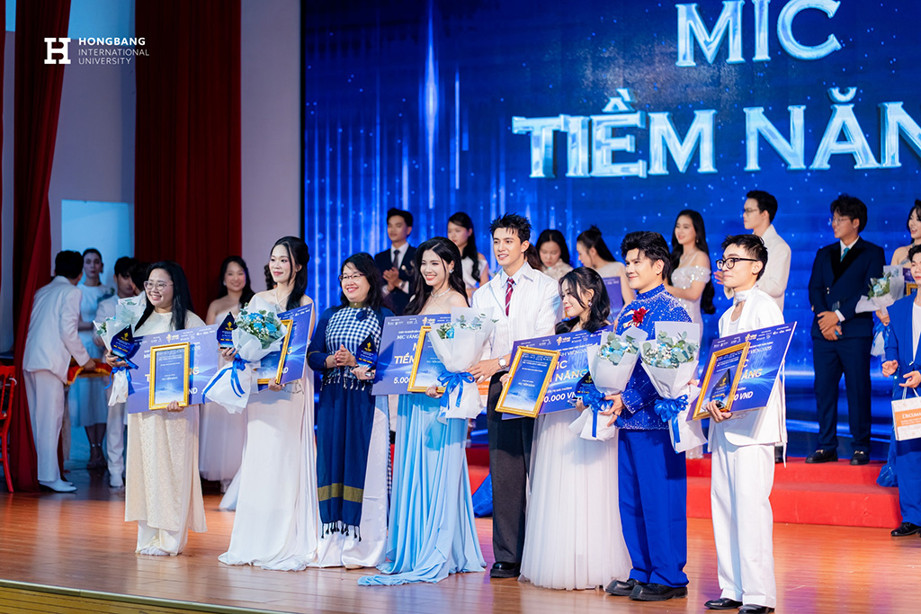 Sinh viên Lê Thị Ngọc Bình (HIU) xuất sắc đạt hai giải thưởng “Mic Truyền cảm” và “Mic Tiềm năng” tại cuộc thi.