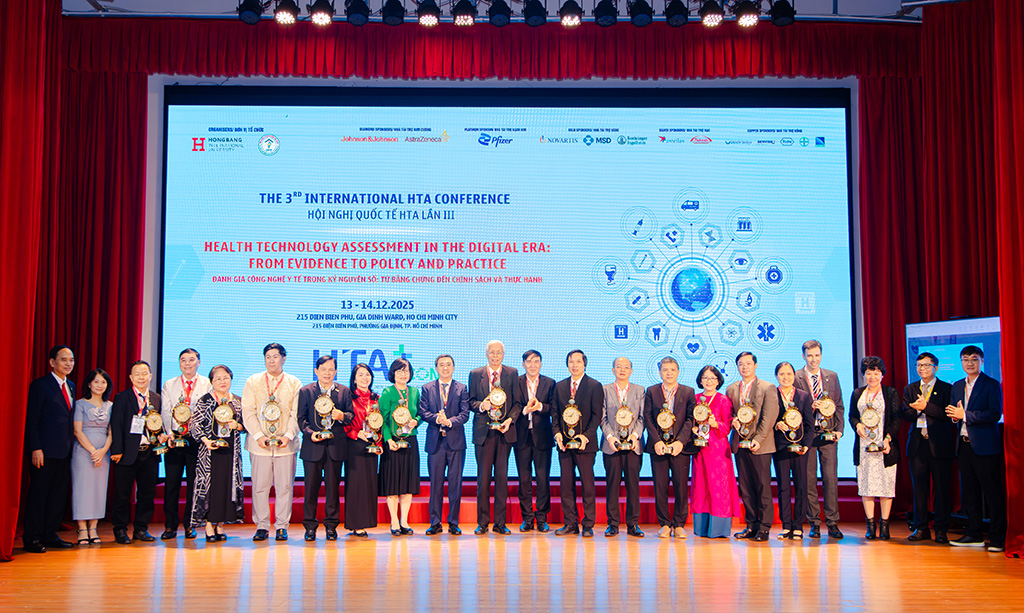 Trao kỷ niệm chương tri ân các chủ tọa điều phối các phiên khoa học tại hội nghị.