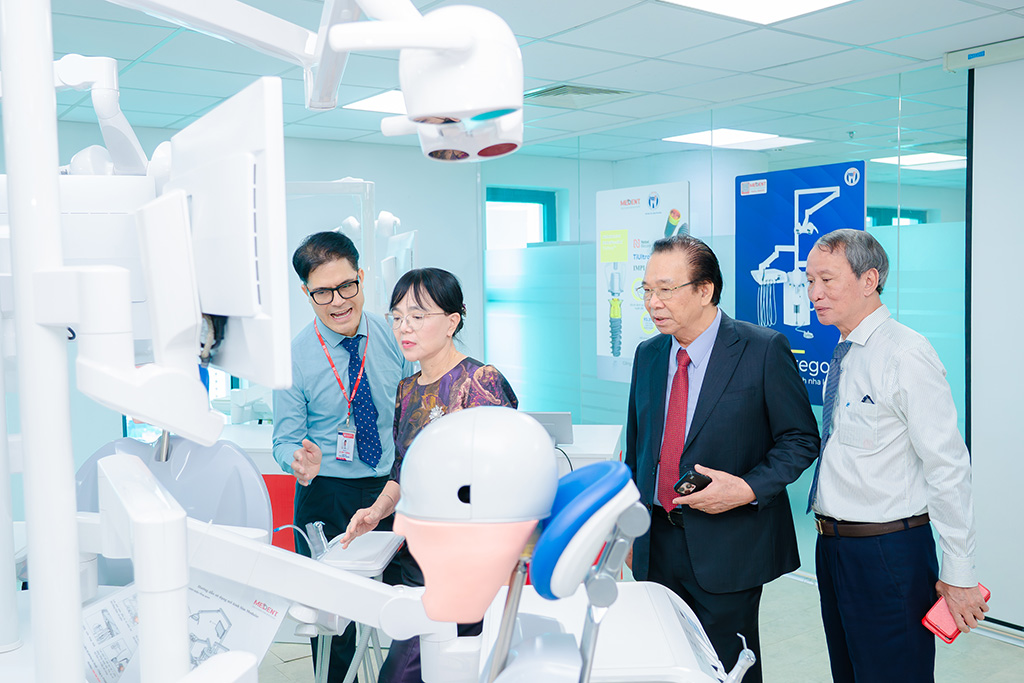 Ghế nha khoa mô phỏng lâm sàng giúp sinh viên làm quen thao tác điều trị