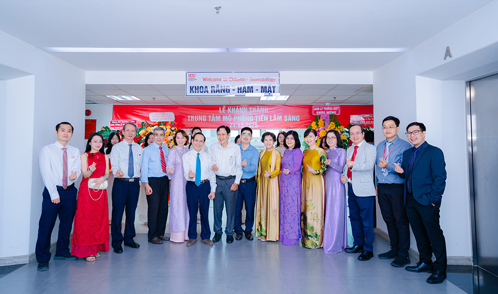 Đại diện khoa và khách mời chụp ảnh lưu niệm