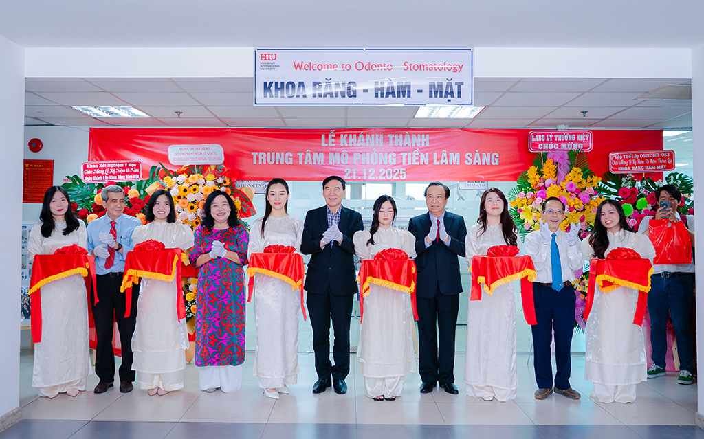 GS.TS.BS Phạm Văn Lình – Hiệu trưởng HIU cùng các giáo sư, tiến sĩ trong Ban Chủ nhiệm Khoa Răng Hàm Mặt cắt băng khánh thành Trung tâm Mô phỏng Tiền lâm sàng
