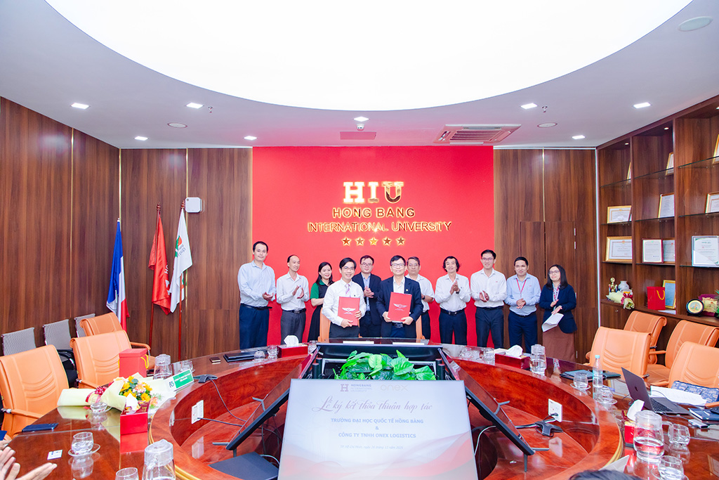 Đại diện Khoa Công nghệ Kỹ thuật HIU và Công ty TNHH ONEX Logistics ký kết MOU, hướng tới hợp tác đào tạo, thực tập và phát triển nguồn nhân lực ngành logistics.