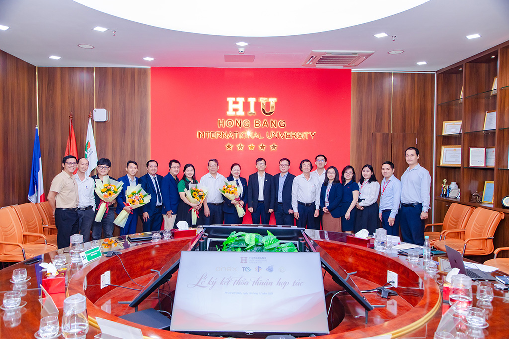 Đại diện Trường Đại học Quốc tế Hồng Bàng và các doanh nghiệp đối tác chụp ảnh lưu niệm, đánh dấu bước khởi đầu cho mối quan hệ hợp tác đào tạo gắn với thực tiễn doanh nghiệp.