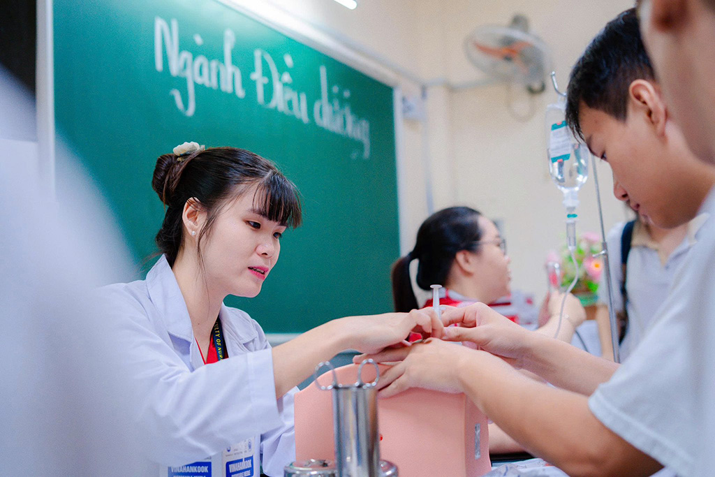 Học sinh thực hành các kỹ thuật điều dưỡng cơ bản dưới sự hướng dẫn của giảng viên chuyên môn.