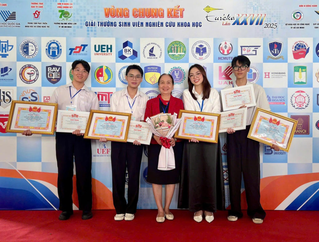 PGS.TS. Nguyễn Thị Thu Hương (áo đỏ, giữa) chụp ảnh lưu niệm cùng nhóm sinh viên HIU đạt giải tại Lễ Chung kết
