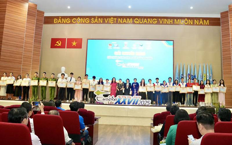 Hai đề tài nghiên cứu của sinh viên HIU xuất sắc đạt Giải Khuyến khích Euréka lần thứ 27