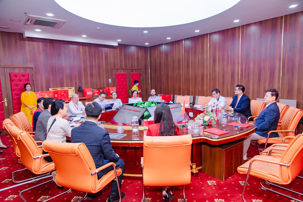 Toàn cảnh buổi làm việc và ký kết giữa đại diện HIU và GRECS ngày 16/01/2026