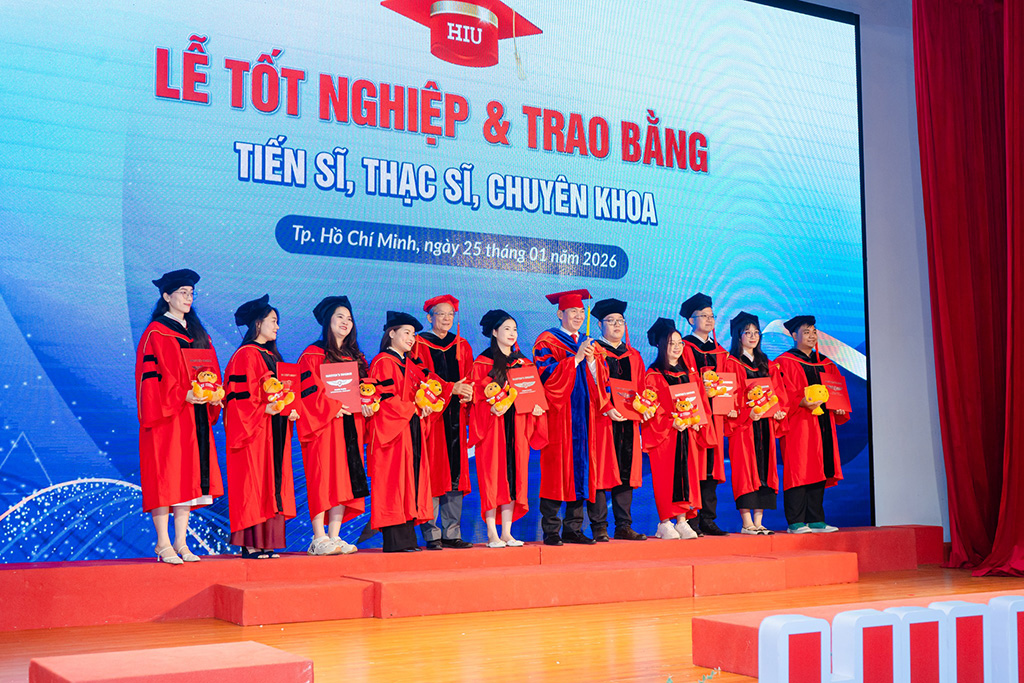 Lãnh đạo Trường Đại học Quốc tế Hồng Bàng trao bằng tốt nghiệp thạc sĩ cho học viên khối ngành Kinh doanh - Quản trị trong đợt trao bằng sau đại học năm.