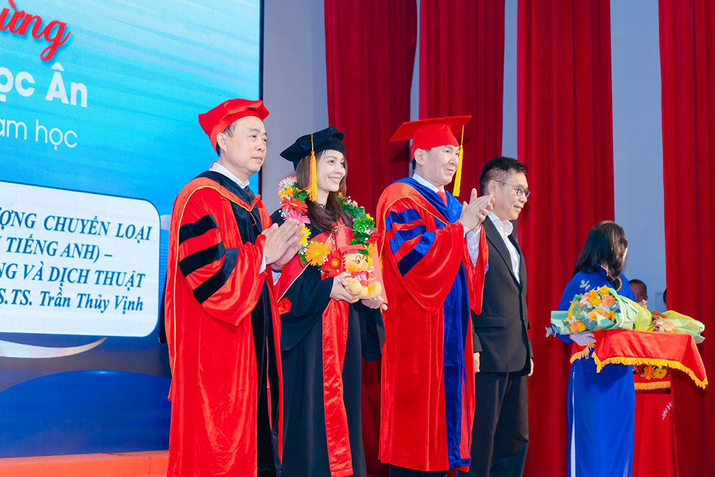 Lãnh đạo Nhà trường trao bằng tiến sĩ khóa đầu tiên của ngành Việt Nam học.