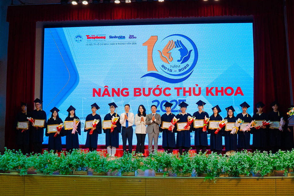 Nhà báo Phùng Công Sưởng - Tổng Biên tập Báo Tiền Phong (vest giữa) trao học bổng cho các tân thủ khoa