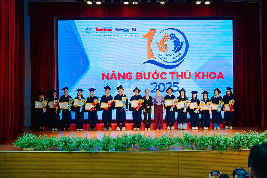 Nguyễn Ngọc Hân (thứ 5 từ phải sang)  nhận học bổng Nâng bước thủ khoa 2025