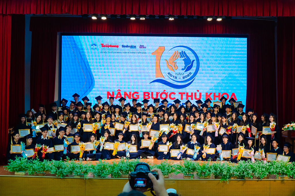 Các tân thủ khoa chụp ảnh lưu niệm cùng ban tổ chức.
