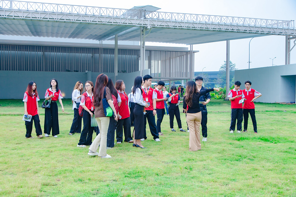 Sinh viên tham quan n không gian half-outdoor tại Wynnley Venue & Retreats của Zumstart