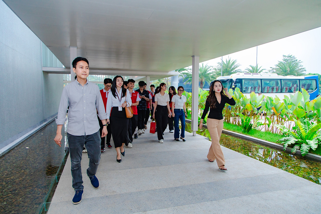 Chuyến đi diễn ra ngày 06/01/2026 với sự tham gia của 25 sinh viên, do cô Phạm Thị Diễm Hồng, đại diện Trung tâm Trải nghiệm Việc làm và Sinh viên HIU dẫn đoàn