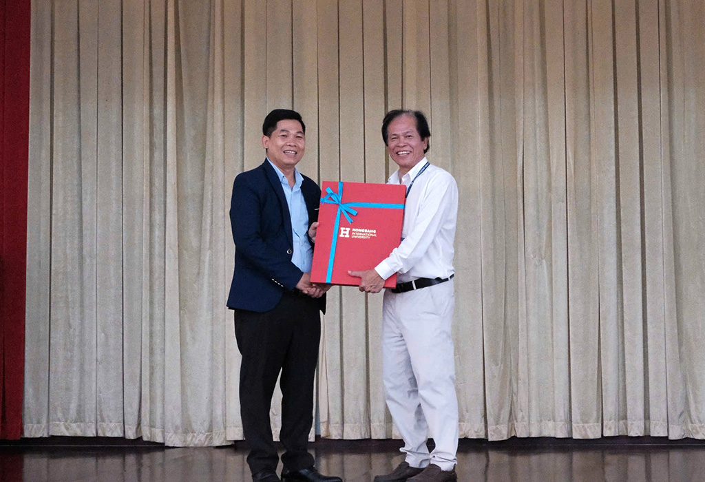 TS. Trịnh Viết Then (bên trái) trao quà lưu niệm của HIU đến Bác sĩ CKI Hồ Lộc - Giám đốc Bệnh viện Sức khỏe Tâm thần Bà Rịa - Vũng Tàu.