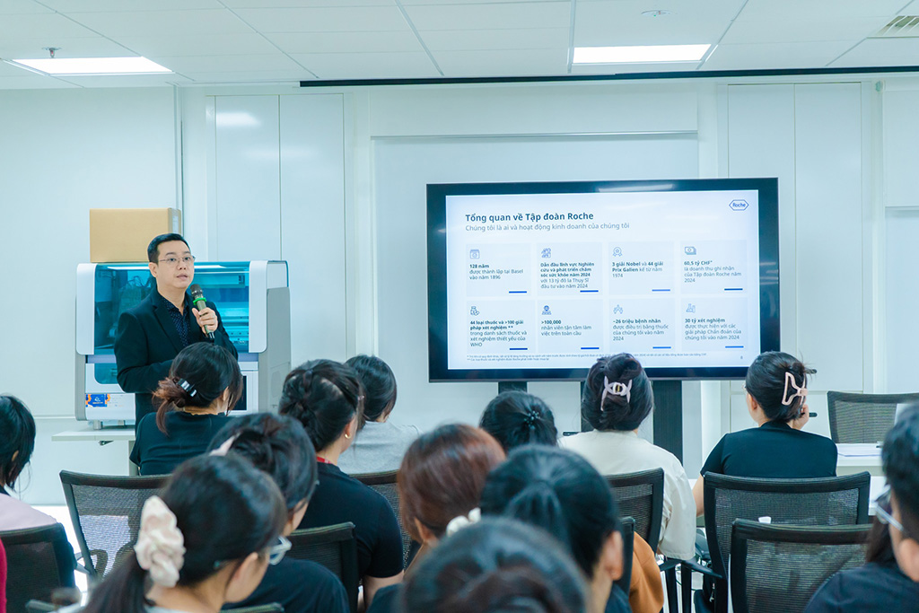 Ông Phạm Trọng Tiến - Giám đốc Trung tâm giới thiệu tổng quan về Tập đoàn Roche và quy trình vận hành phòng xét nghiệm hiện đại trong không gian đào tạo đạt chuẩn quốc tế.