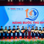 Sinh viên Y khoa HIU nhận học bổng Nâng bước thủ khoa 2025